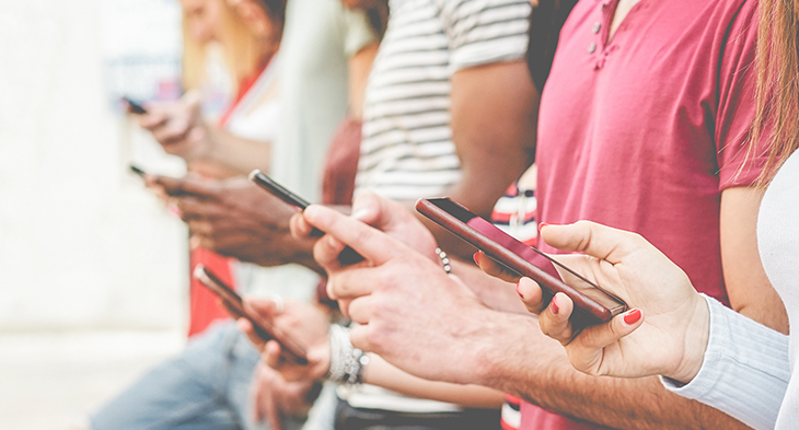 Bulk SMS Marketing | People on mobile phones | Everlytic Marketing Software
